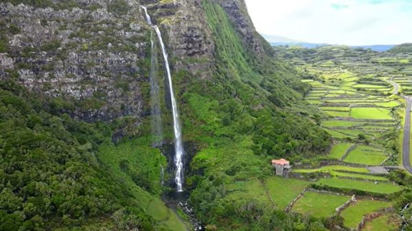 90 metros de altura a cascata mais bonita de Portugal